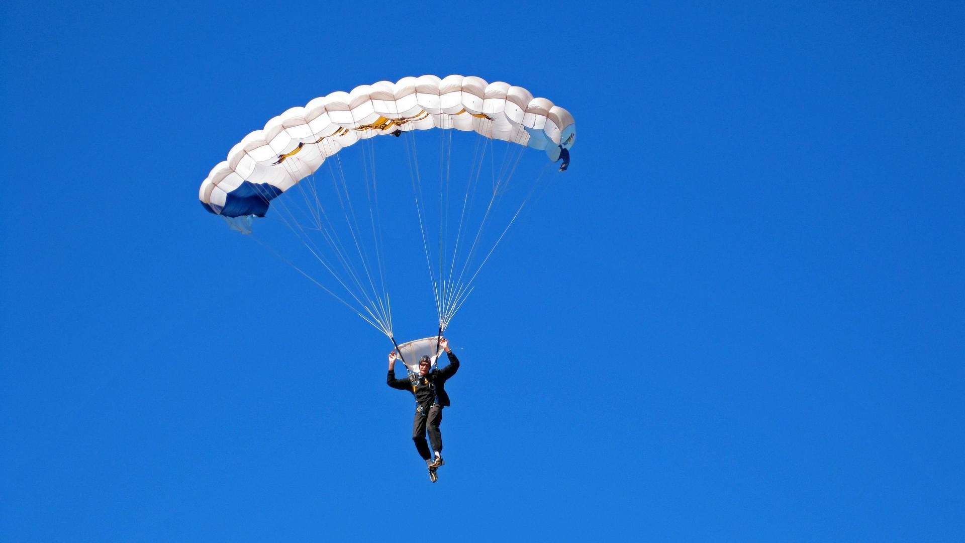 车队战术大揭秘：如何制定最佳比赛策略？，车队比赛视频