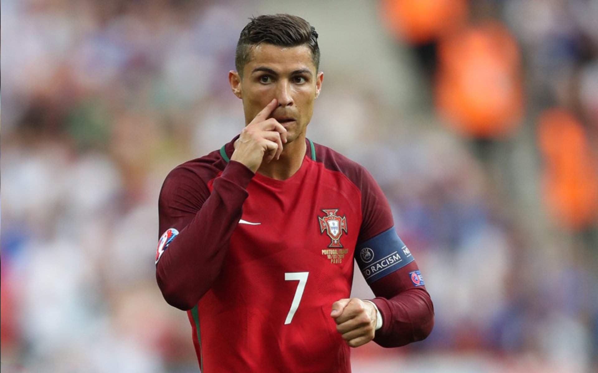 追踪电竞周边市场，商品、服装、玩偶成新风尚，电竞周边店